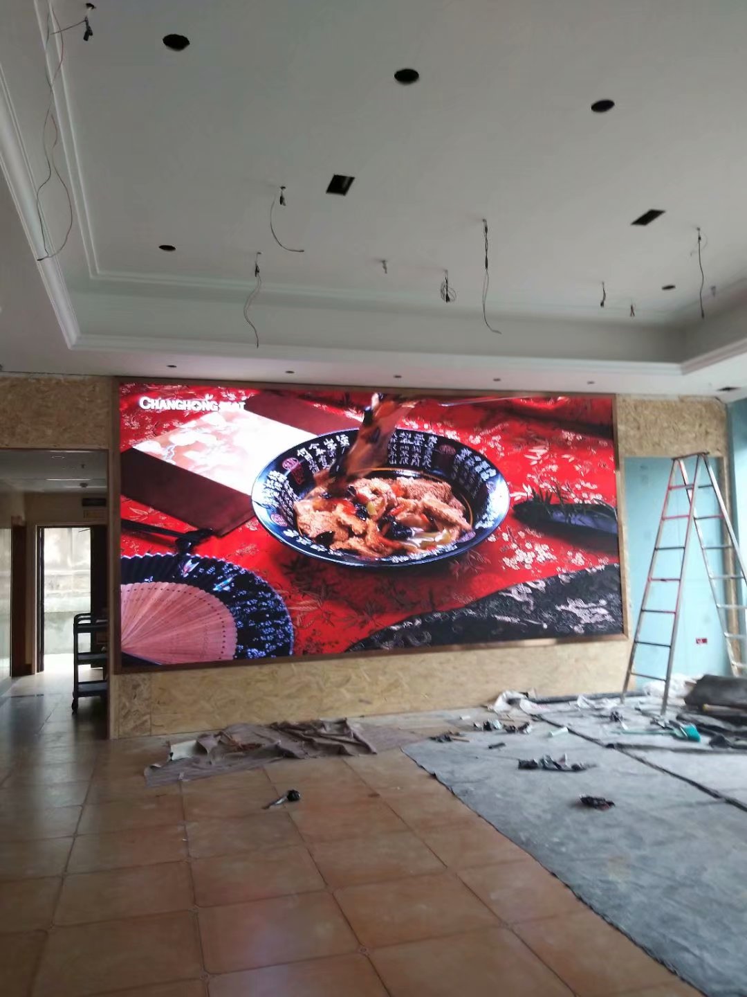 江陰新東升大酒店霧面P2.5室內(nèi)全彩LED顯示屏完美點亮！