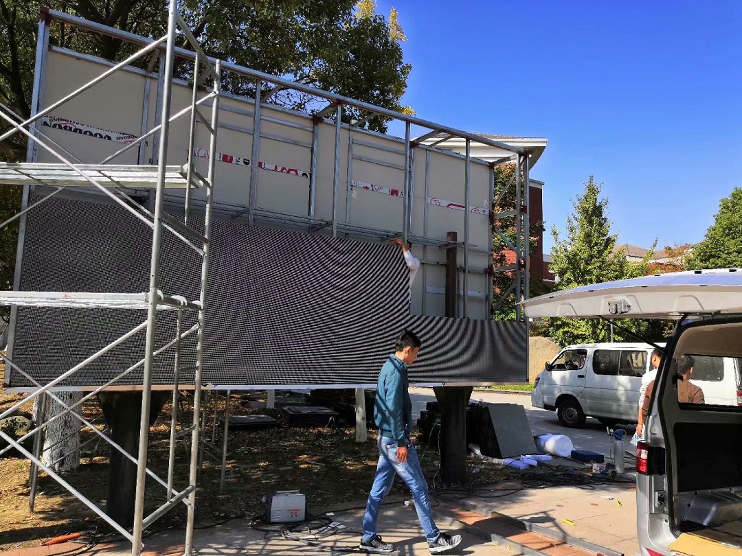 張家港梁豐高級中學(xué)東門P6戶外全彩！