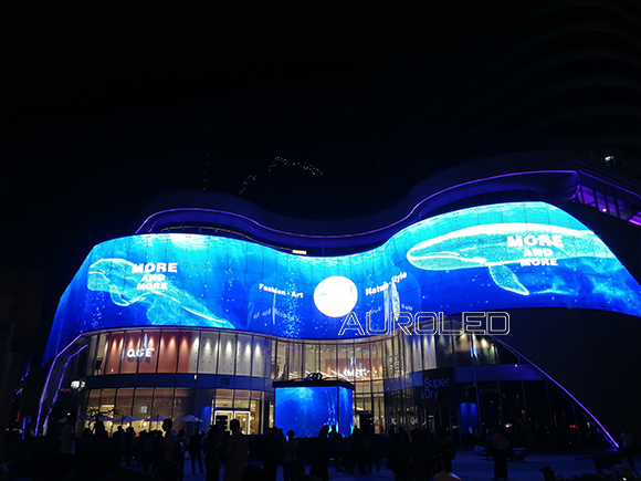 透明LED智能玻璃屏為什么深受市場(chǎng)的喜愛(ài)和追捧？