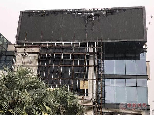 上海七莘路大火中燒毀的室外<a href=http://m.zisens.com target=_blank class=infotextkey>led顯示屏</a>